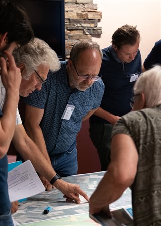 Inwoners bekijken informatiekaart