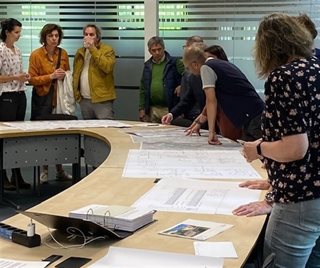 Tafel met informatie tijdens inloopbijeenkomst