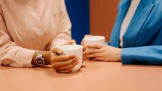 Twee koffiekopjes op een tafel