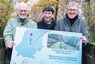 Poseren met ondertekende samenwerkingsovereenkomst