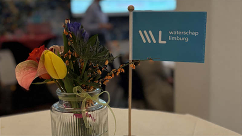Vlag Waterschap Limburg en bloemen