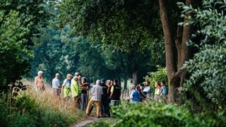 Deelnemers aan de waterwandeling