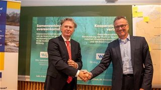 Waarnemend Dijkgraaf Lambert Verheijen van het Waterschap Limburg en Vorstand Dr.-Ing. Joachim Reichert van het Wasserverband Eifel-Rur bezegelen de samenwerking met een handdruk
