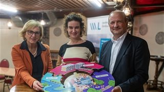 Josette Van Wersch, Leon Geilen en Janine Godderij leggen symbolisch legpuzzel in elkaar