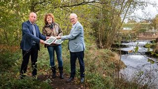 Partijen poseren met de ondertekende intentieverklaring