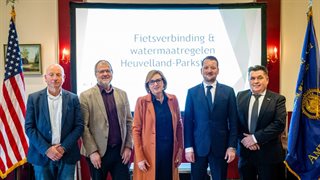 Samenwerkende partijen poseren