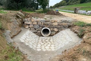 Stapelmuren ten behoeve van de afwatering naar de regenwaterbuffers