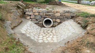 Stapelmuren ten behoeve van de afwatering naar de regenwaterbuffers
