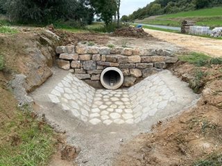 Stapelmuren ten behoeve van de afwatering naar de regenwaterbuffers