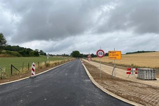 Nieuwe asfalt onderlaag en tussenlaag