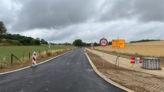 Nieuwe asfalt onderlaag en tussenlaag