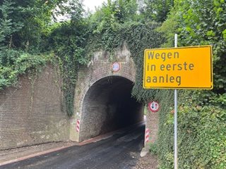 De rijbaan is opnieuw geasfalteerd