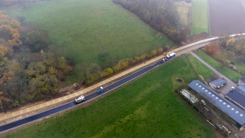 Aanleg van de onder- en tussenlaag van de nieuwe rijbaan