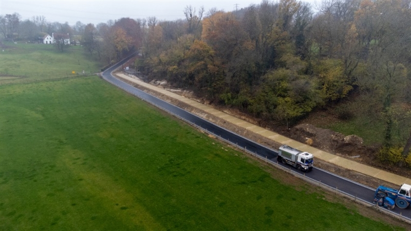 Aanleg van de onder- en tussenlaag van de nieuwe rijbaan