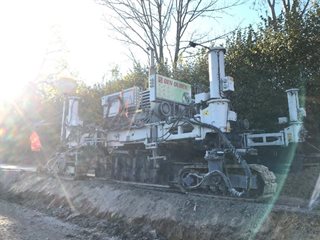 Betonpaver brengt het beton aan