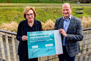 Josette Van Wersch en Leon Geilen poseren met de ondertekende Samenwerkingsovereenkomst