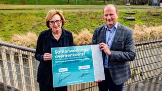 Josette Van Wersch en Leon Geilen poseren met de ondertekende Samenwerkingsovereenkomst