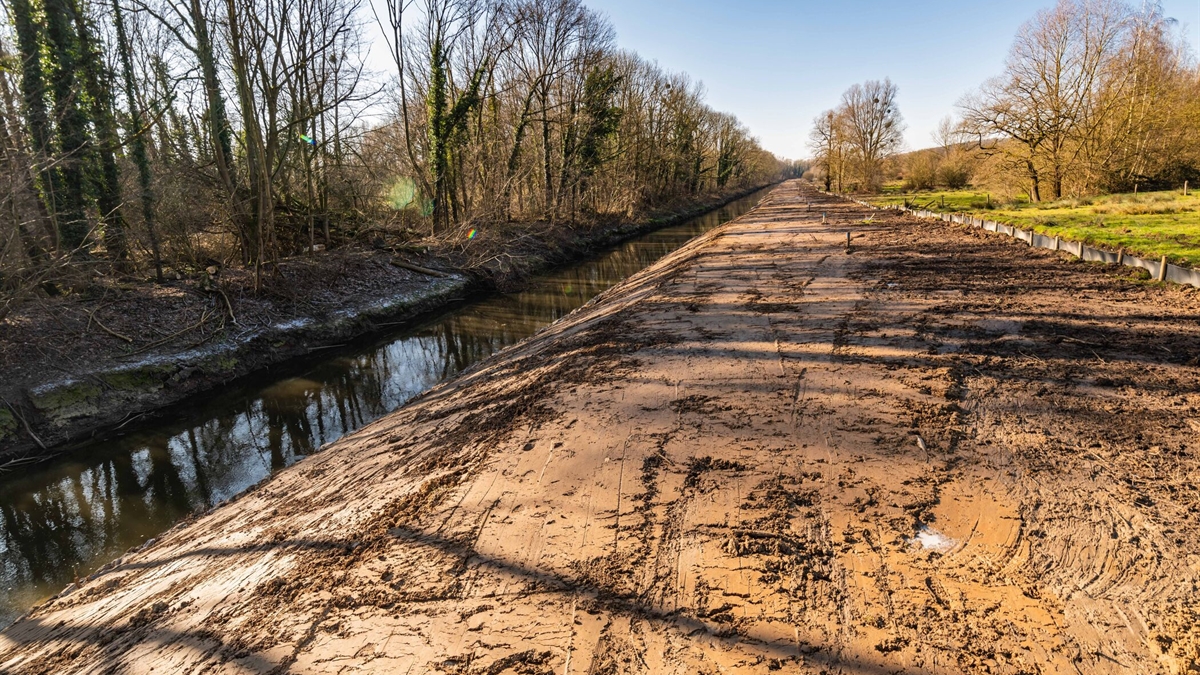 Het talud is aangevuld en hersteld met nieuwe grond