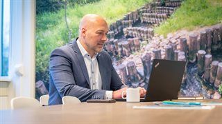 Stephan Scheeren achter zijn laptop