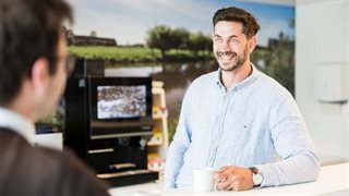 Floris in gesprek bij de koffieautomaat