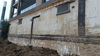 Metselwerk van de gevel is verwijderd