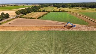 Dijkzone alliantie Arcen (DZA) is al een paar weken zichtbaar in Arcen. In de tuinen in Arcen midden zijn graafwerkzaamheden begonnen. En in Arcen noord wordt letterlijk bergen werk verzet.