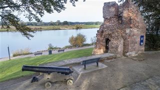 Kade met uitzicht op het water