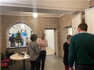 In gesprek tijdens informatiebijeenkomst