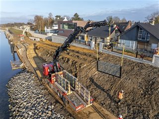 Plaatsen glazen vensters in de keermuur
