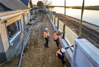 Plaatsen glazen vensters in de keermuur