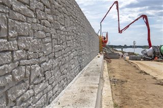 Beton storten keermuur