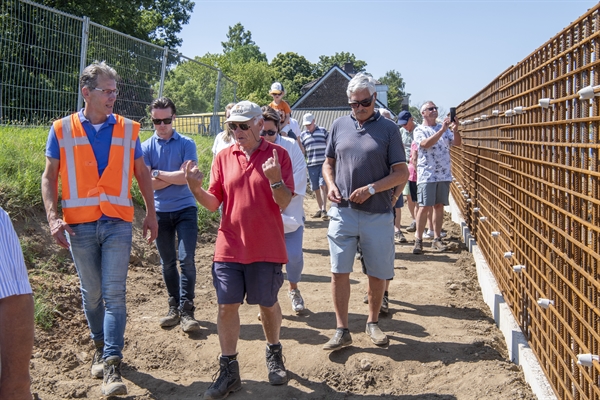 Belangstellende tijdens Dag van de Bouw