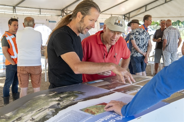 Belangstellende tijdens Dag van de Bouw