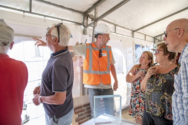 Belangstellende tijdens Dag van de Bouw