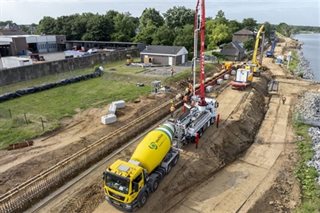 Beton storten dijkversterking