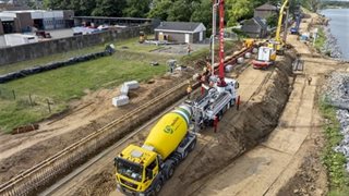 Beton storten dijkversterking