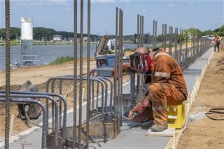 Aanbrengen bekisting van de kademuur