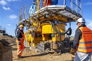 Plaatsen van de damwanden in de oever
