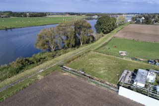 Luchtfoto akker langs water