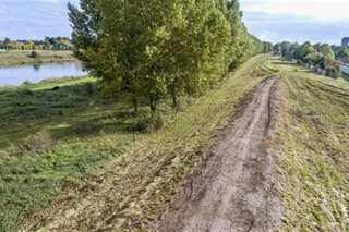 Weg langs het water