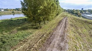 Weg langs het water