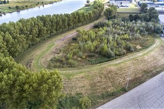 Weg langs het water