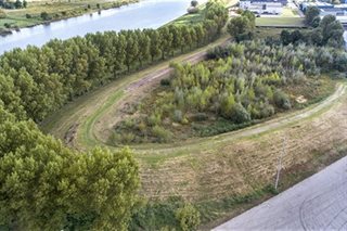 Weg langs het water