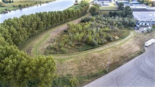 Weg langs het water