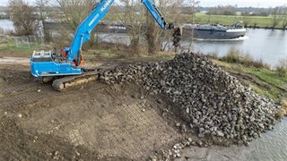 Opruimen van stenen bij de langsdam