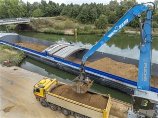 Aanvoer van klei voor de dijk