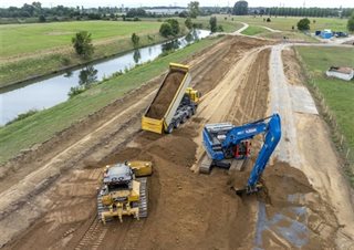 De aangevoerde klei verwerken