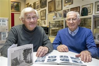 Twee leden van de Heemkundevereniging