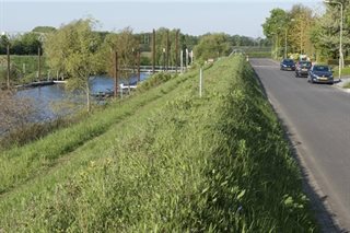 Weg langs de dijk