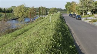 Weg langs de dijk